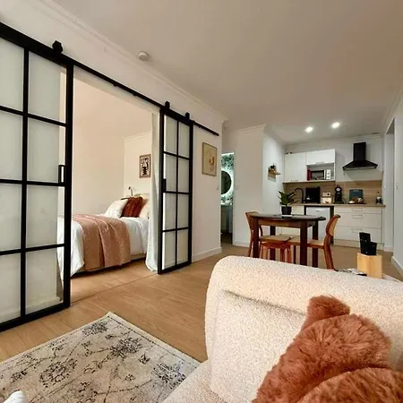 Peaceful & Elegant Retreat In The Heart Of Town *