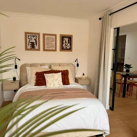 Peaceful & Elegant Retreat In The Heart Of Town