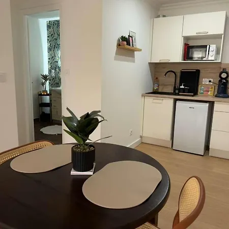 Apartment Peaceful & Elegant Retreat In The Heart Of Town *