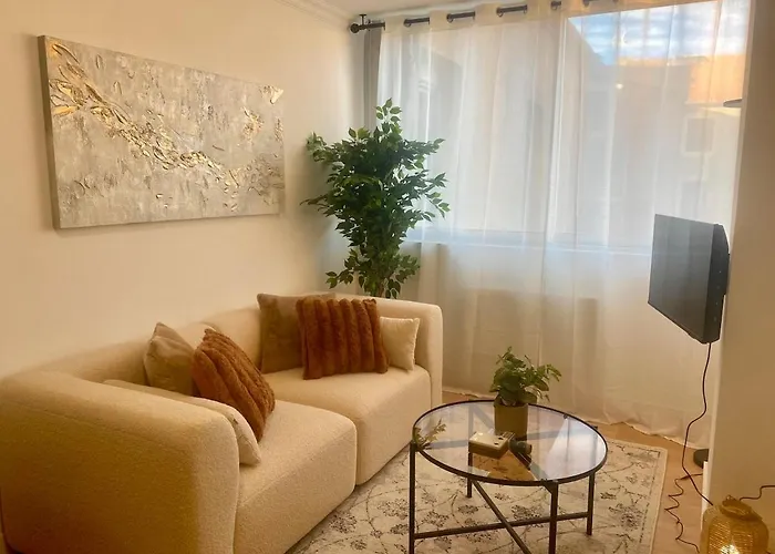 Peaceful & Elegant Retreat In The Heart Of Town *